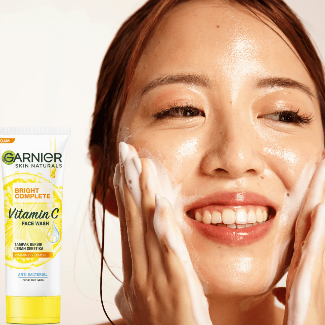 Garnier Light Complete Brightening Face Wash -100ml 3 Garnier Light Complete Brightening Face Wash -100ml - Image 3